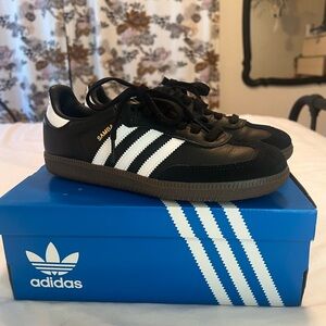 Like new Adidas women Samba sneaker size 6.5 (US women)